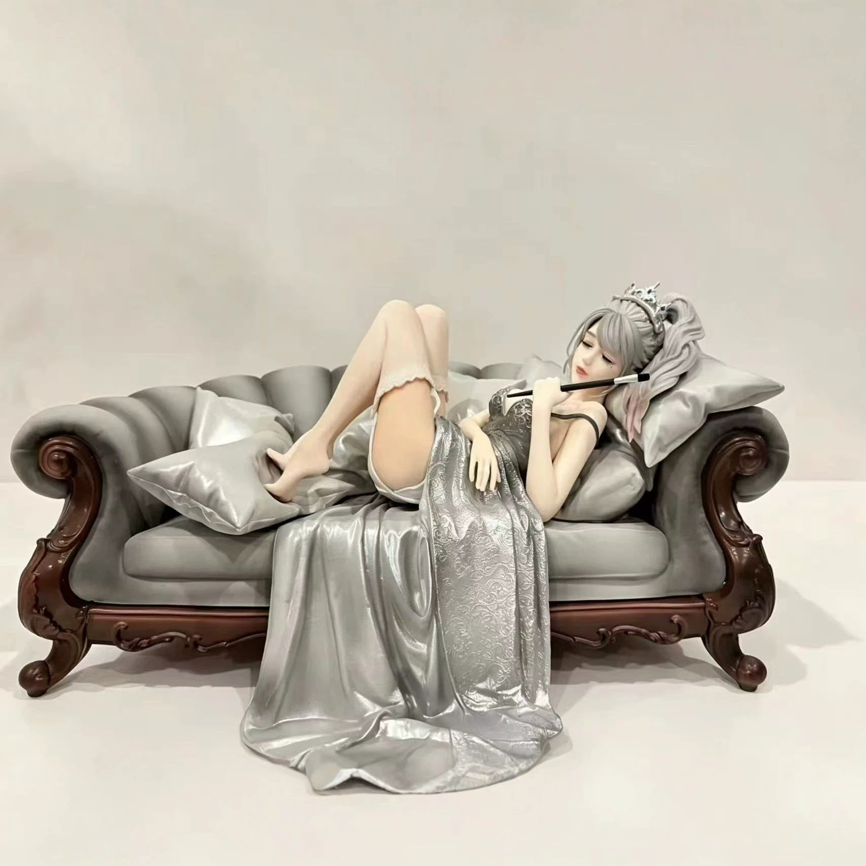 queen sofa evening dress GK statue