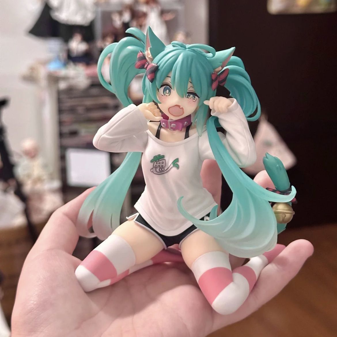Hatsune Miku cat ear home wear kneeling figure