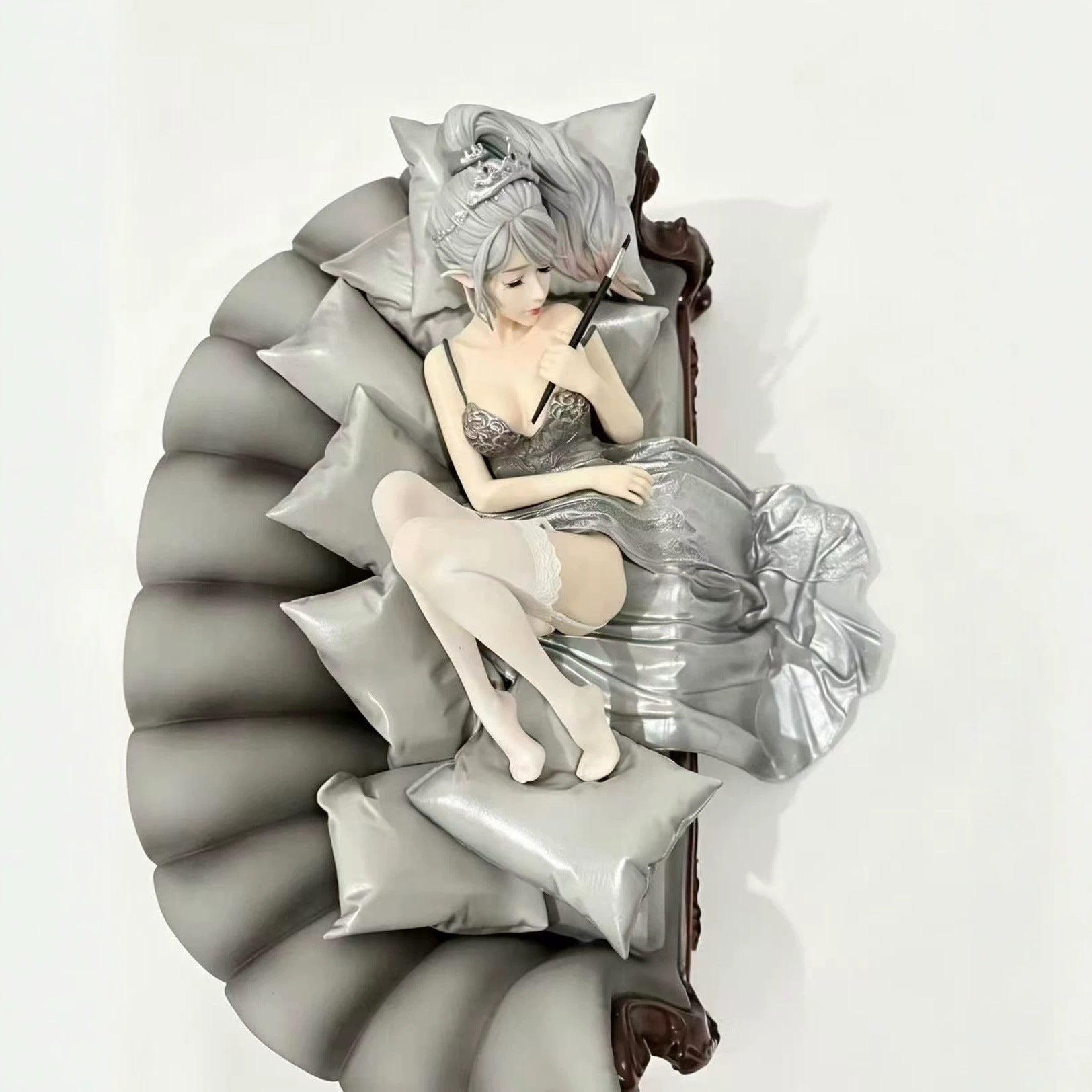 queen sofa evening dress GK statue