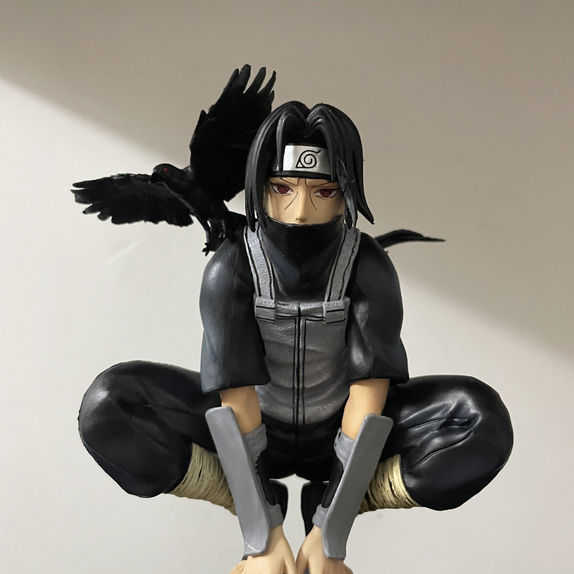 Naruto GK Monthly Reading Crow Itachi Uchiha Electric Pole Squatting Chassis Desktop Ornament Model Box Set Handmade