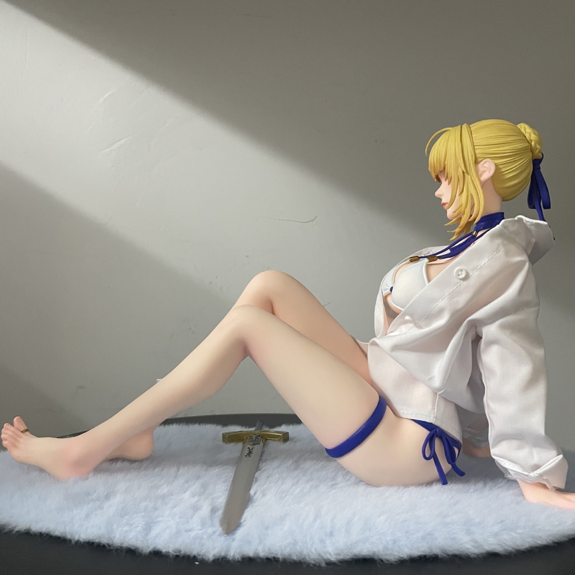 Fate Saber Artoria pajama sitting GK figure