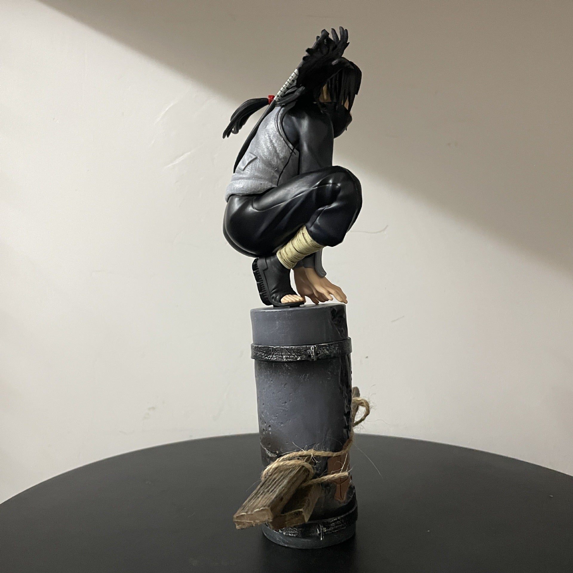Naruto GK Monthly Reading Crow Itachi Uchiha Electric Pole Squatting Chassis Desktop Ornament Model Box Set Handmade