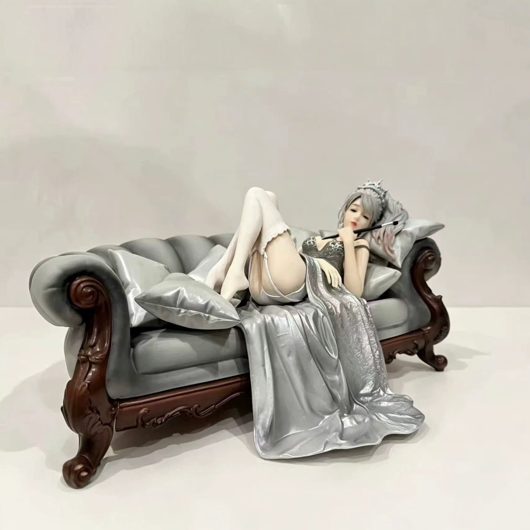 queen sofa evening dress GK statue