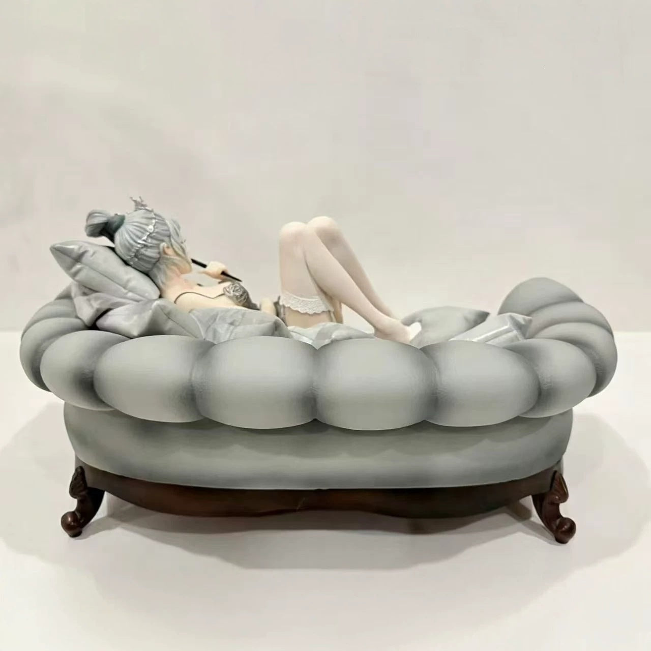 queen sofa evening dress GK statue