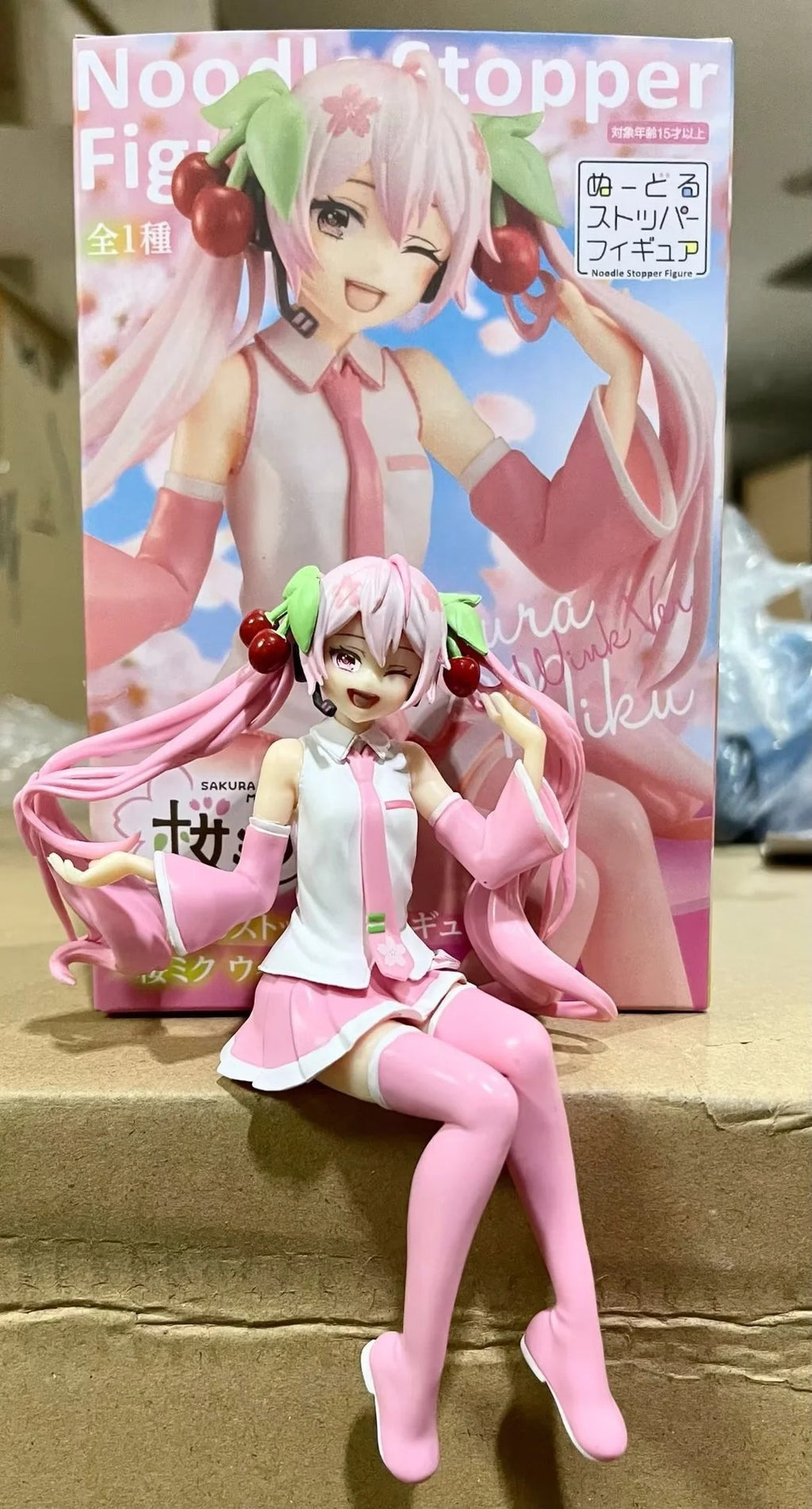 Sakura Miku + dream loungewear miku sitting figure