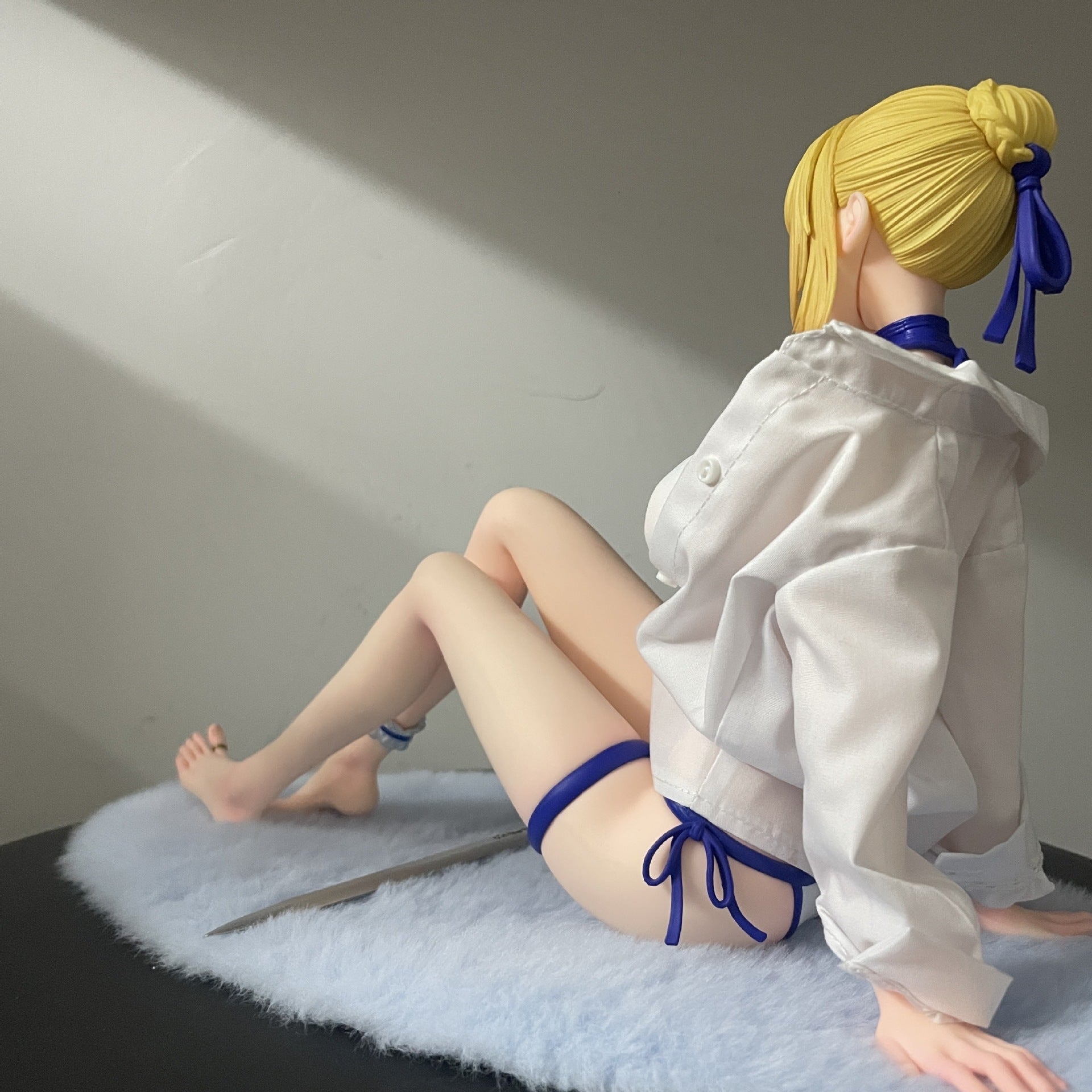 Fate Saber Artoria pajama sitting GK figure